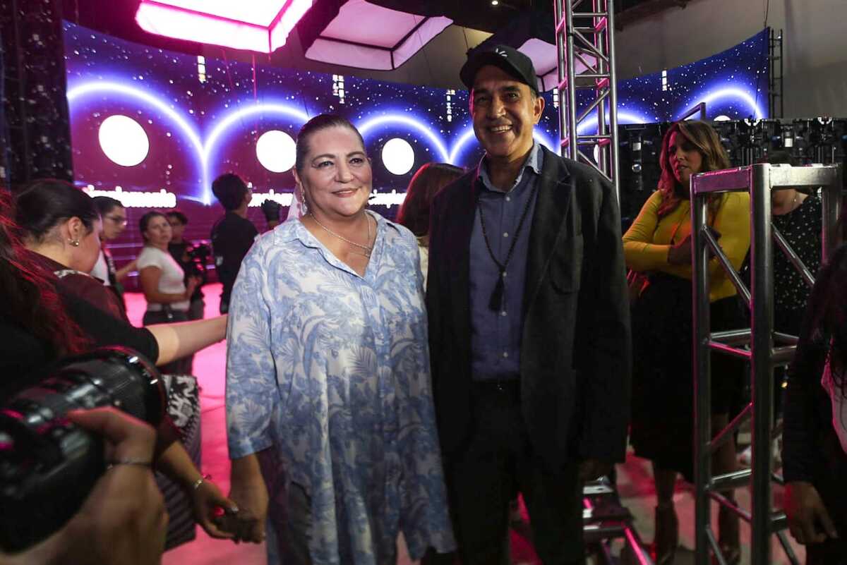 Guadalupe Taddei, consejera presidenta del INE,  recorre set del segundo debate presidencial. | Foto: Araceli López.