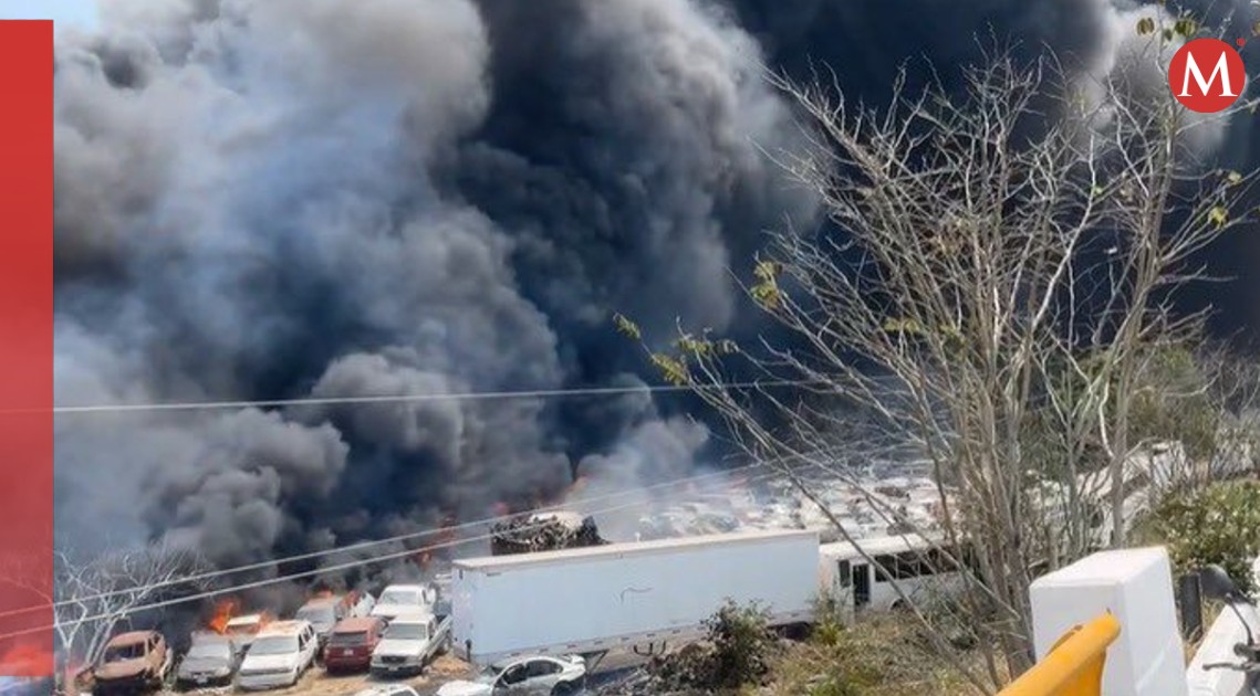 Incendio en corralón de Emiliano Zapata: Vehículos asegurados afectados cerca de Xalapa | Foto: @PCEstatalVer