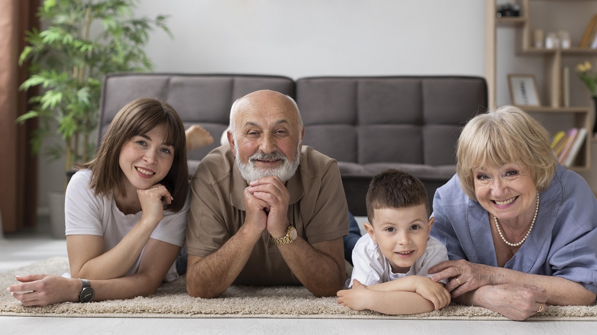 Los abuelos son parte esencial de la vida de las infancias. (freepik.es)