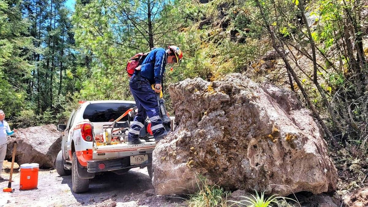 Personal de UEPC y Resco realiza labores de mantenimiento en Volcán de Fuego de Colima | Foto: Fb. pccolima