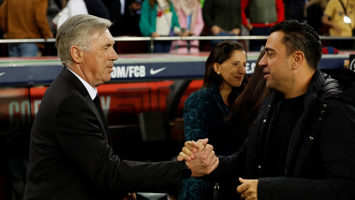 Ancelotti defiende la decisión de Xavi Hernández de continuar como entrenador del Barcelona (Reuters)