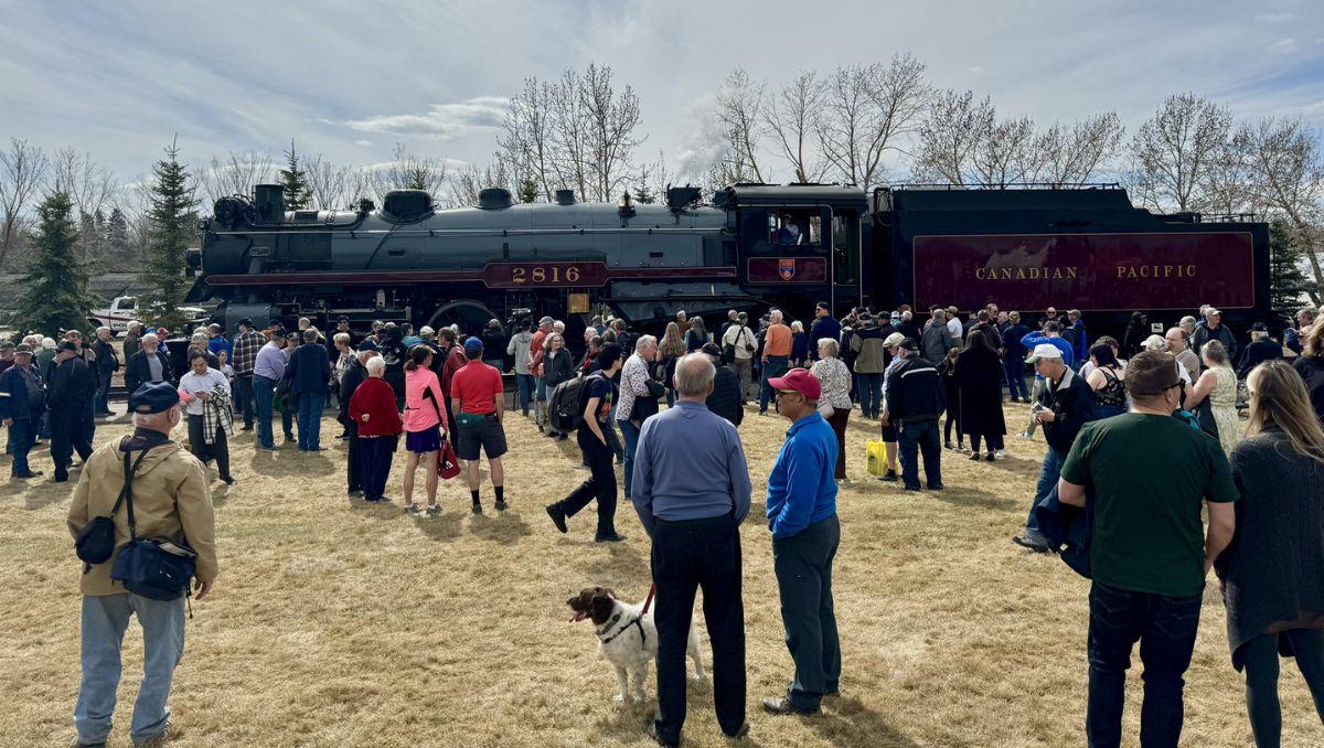 Cientos presenciaron en Calgary la salida del tren hacia Estados Unidos y México. Especial