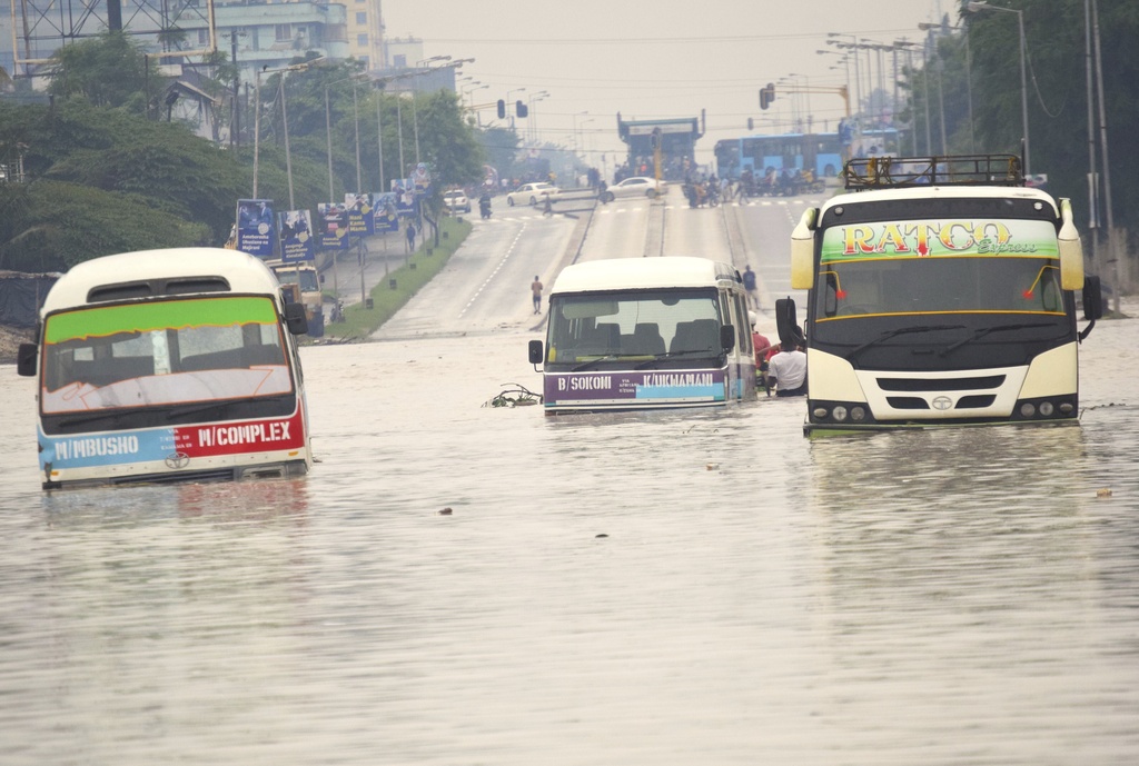 Las inundaciones han frenado al sistema educativo y de salud en la región.| AP