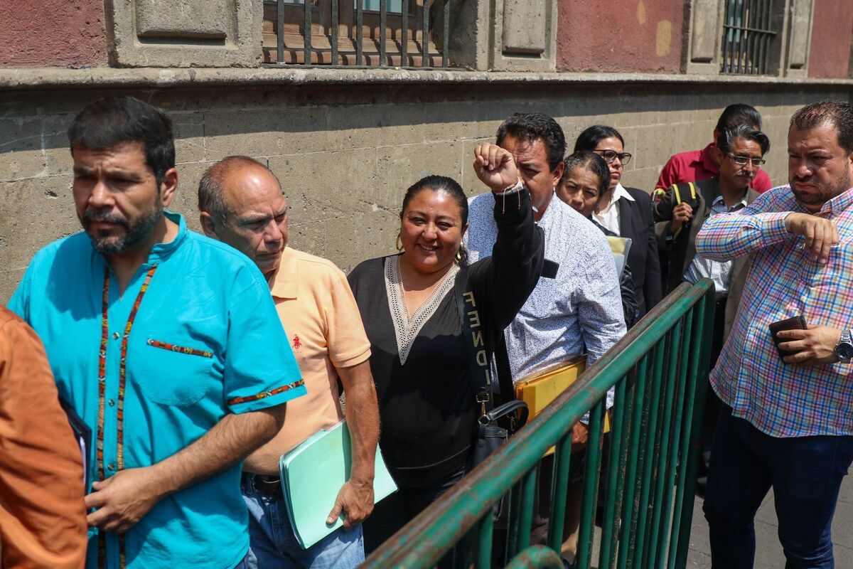 Maestros de la CNTE a las afueras de Palacio Nacional. | Cuartoscuro