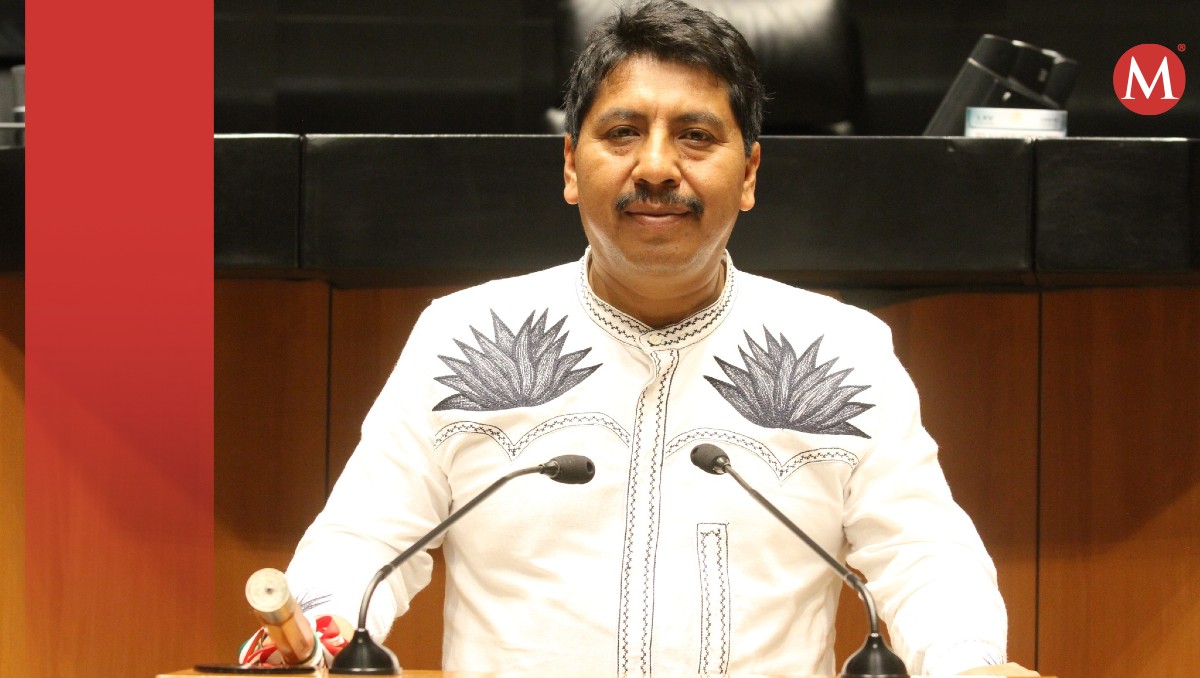 El morenista fue criticado por permitir el sacrificio de una gallina en el Senado. | Facebook