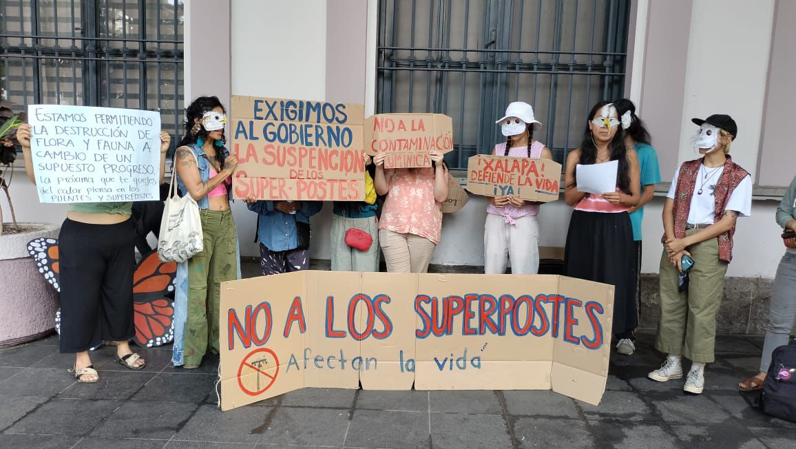 Pobladores de Xalapa en protesta por la instalación de superpostes / Especial