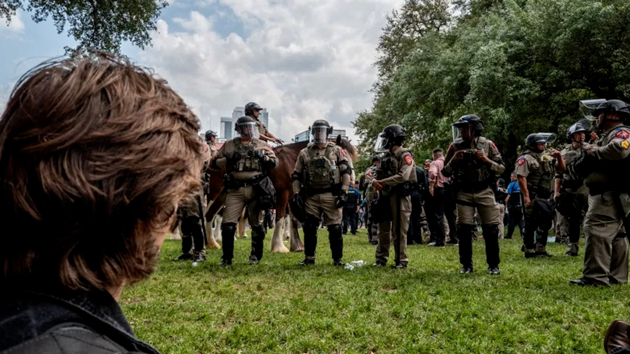 Policía dispersa protestas pro-palestina en universidades de Austin y California