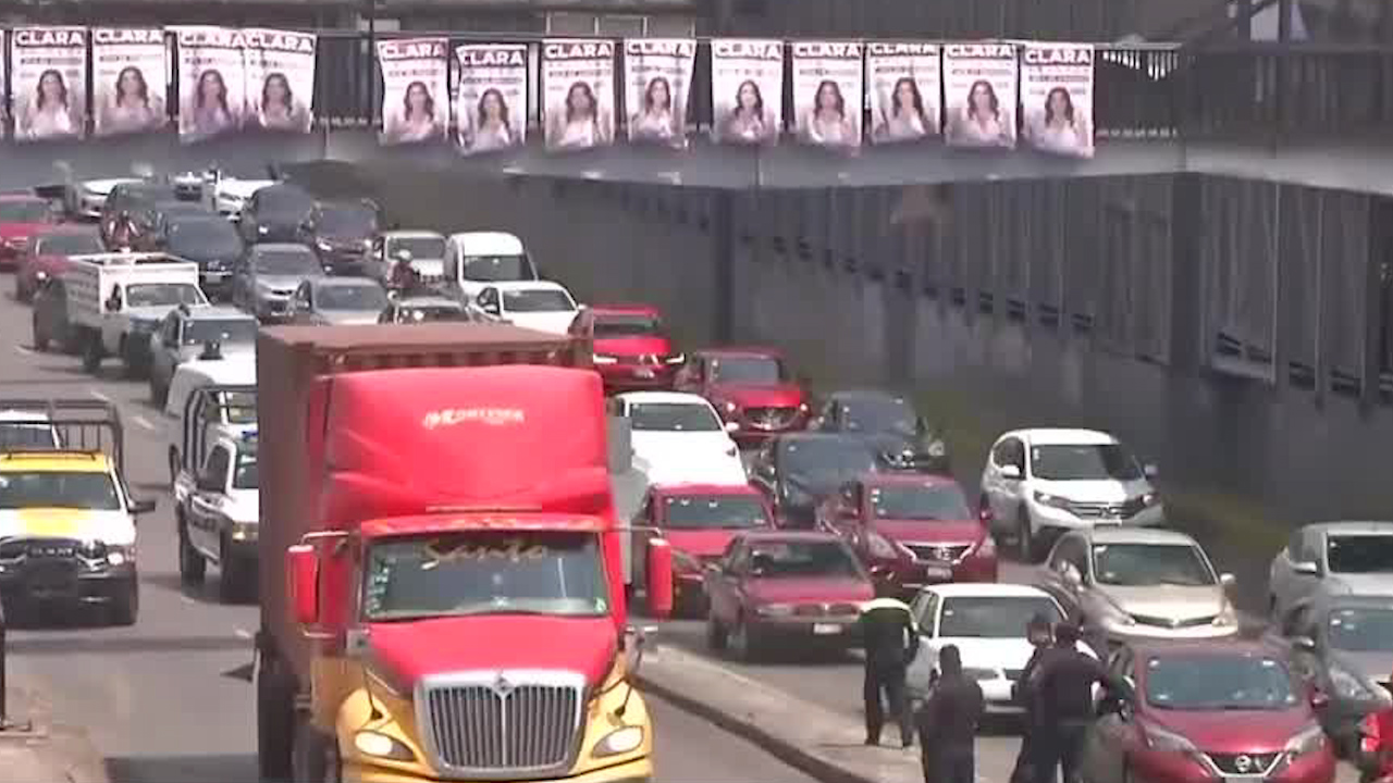 Reportan afectación vial en Circuito Interior; Tráiler se atora en pendiente de la lateral