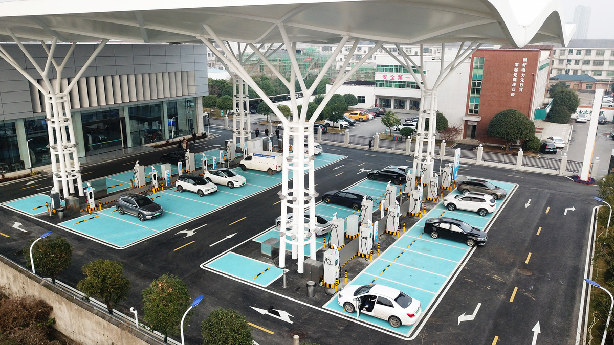Vehículos de nueva energía cargando en una estación de carga en el condado de Changsha, en la provincia central china de Hunan. (Xinhua/Chen Zhenhai)