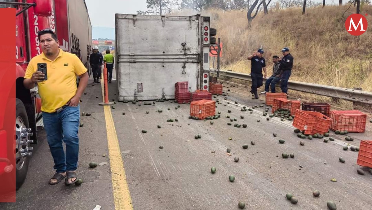 Accidente de tráiler esparce aguacates en Michoacán: ciudadanos se unen en operativo de limpieza | Especial