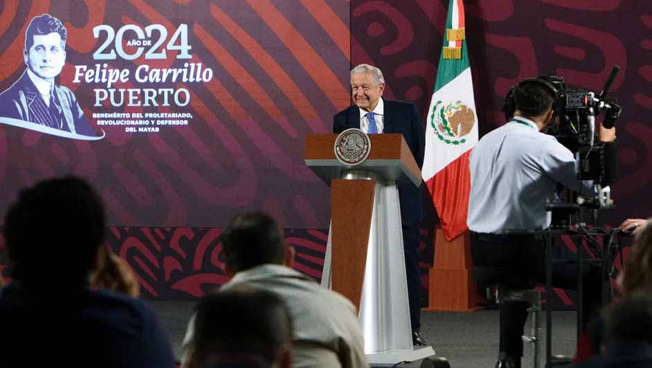 AMLO anuncia que vallas en Palacio Nacional son para protegerlo de provocadores