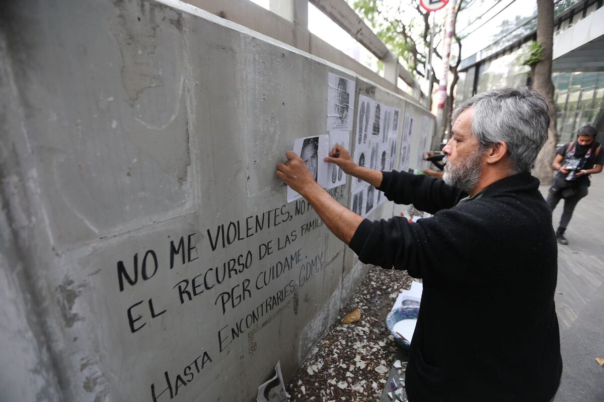 Familiares de personas desaparecidas pegaron fotografías. (Foto: Jorge Carballo)