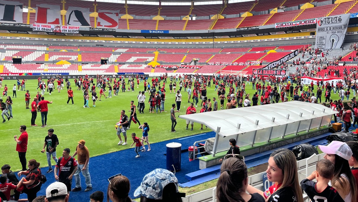 Invaden cancha del estadio Jalisco en entrenamiento de Atlas (Alberto Ávalos)
