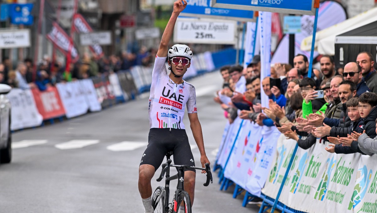 Isaac del Toro gana en Pola de Lena y es líder en Vuelta a Asturias 2024 (EFE)