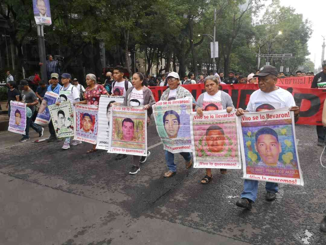 Madres y padres de los 43 estudiantes normalistas desaparecidos.