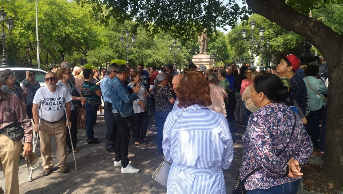 600 maestros jubilados continúan esperando a que les paguen el dinero completo por su liquidación. / Sandra González