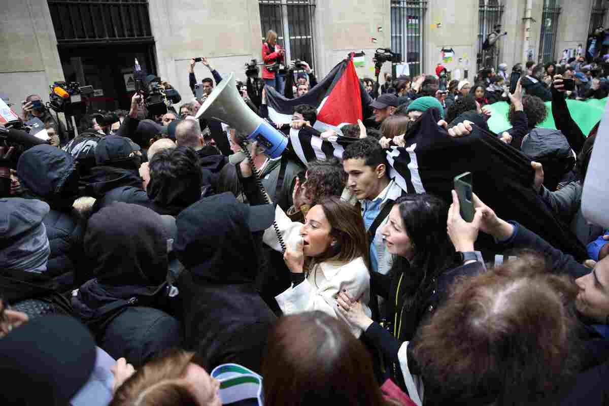 Los contra manifestantes, que portan pancartas del colectivo "Nous Vivrons" en apoyo de Israel. | Foto: AFP