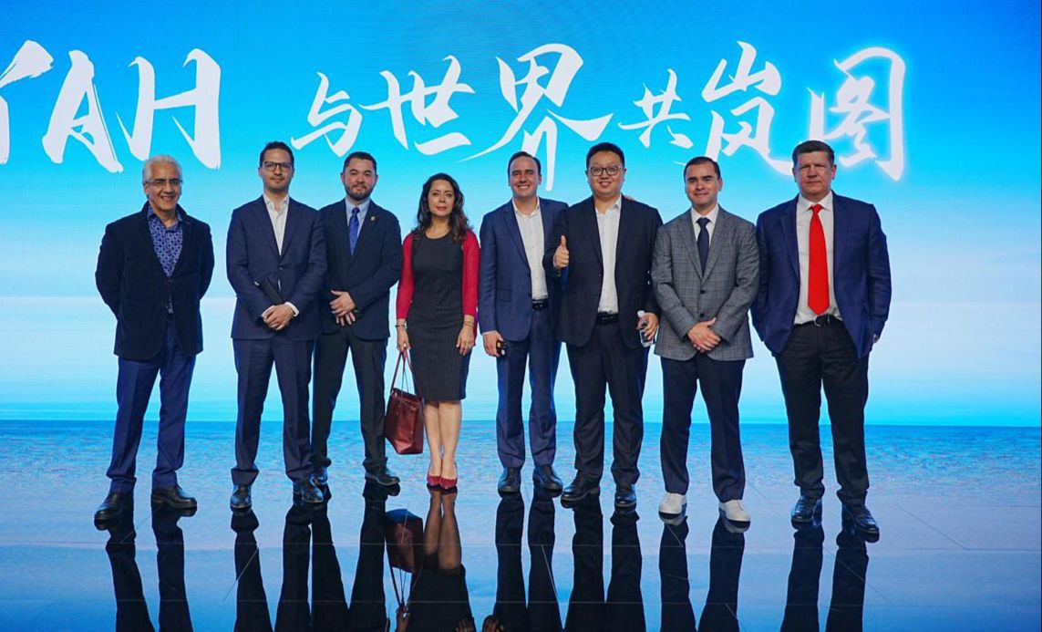 Manolo Jiménez en gira económica en Asia. | Especial