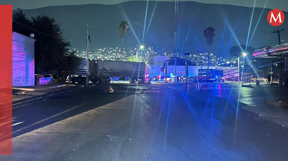 Tráiler derriba postes y deja sin luz a colonias al norte de Monterrey ...