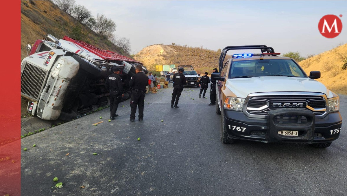 Vuelca camión cargado de tomatillo en la carretera Jaumave-Victoria