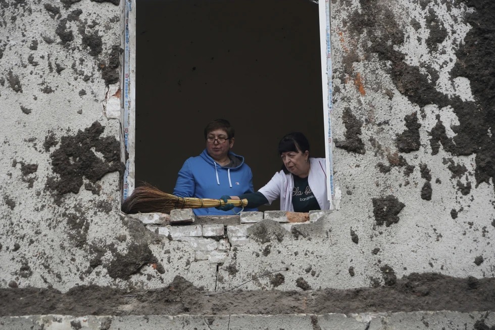 Enfermeras limpian una habitación tras un ataque ruso contra el hospital de salud mental número 3. | Foto: Agencia AP