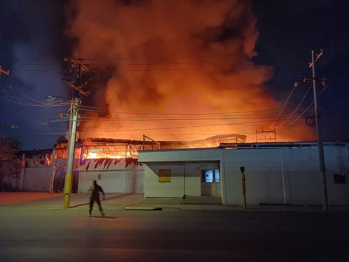 Incendio en zona industrial de Gómez Palacio.
