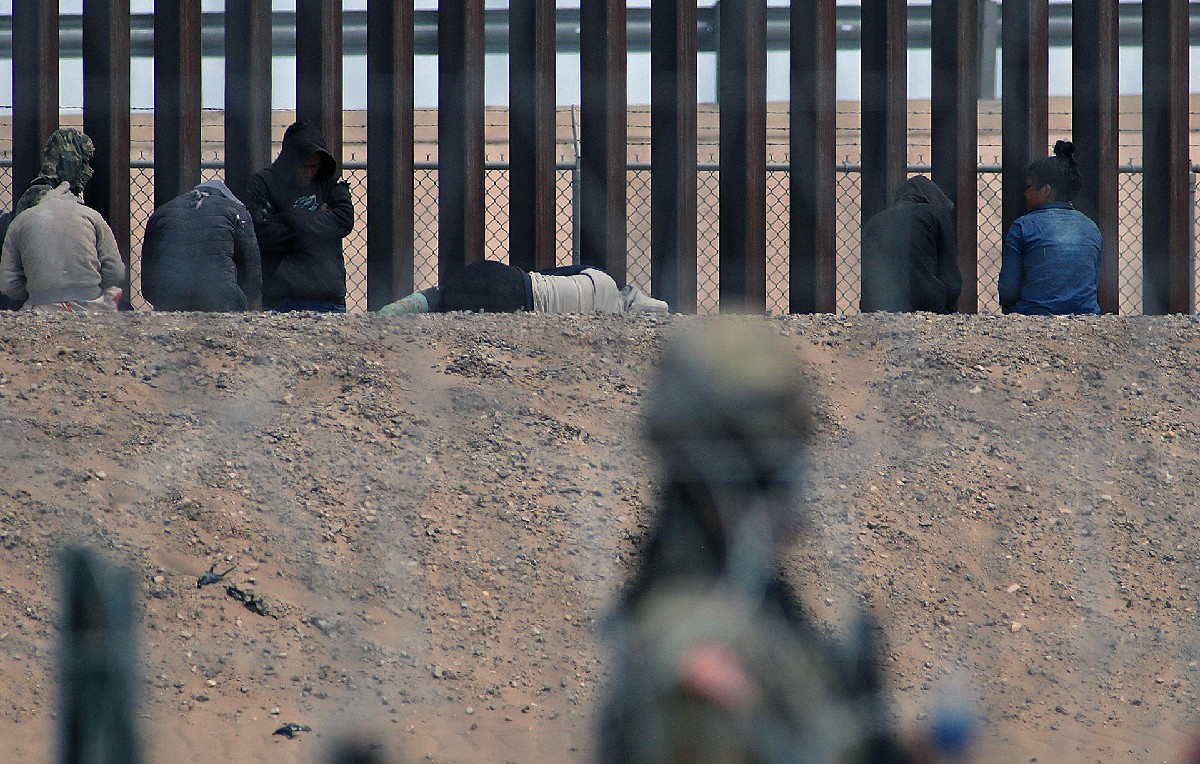 Migrantes esperando cruzar en Ciudad Juárez (EFE)
