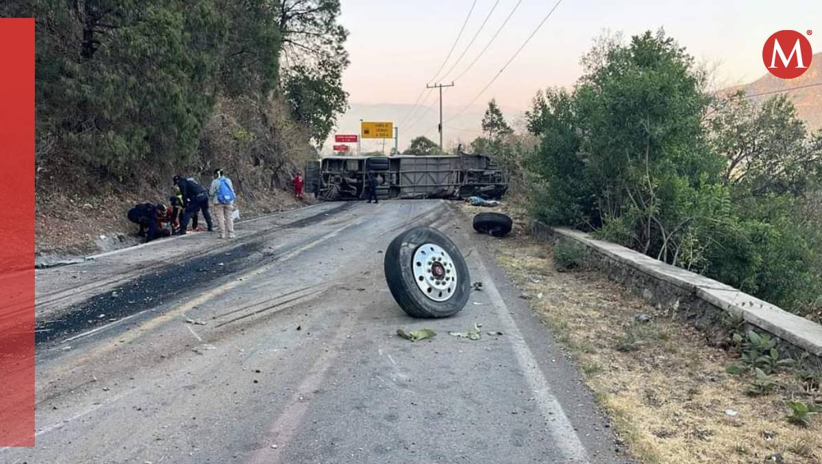 Una llanta del vehículo accidentado (Especial)