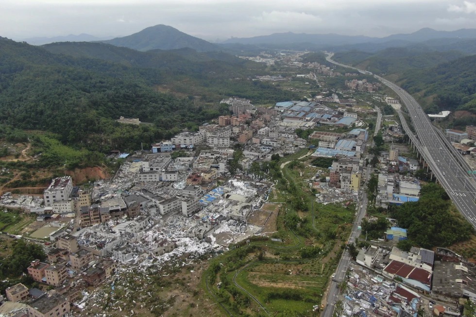 Vista aérea muestra edificios dañados tras un tornado en la localidad de Guangming. | Foto: Agencia AP