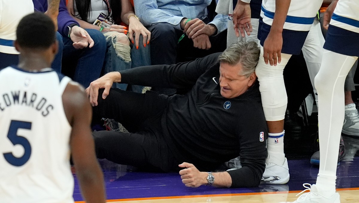 Chris Finch, DT de Minnesota Timberwolves, fue 'arrollado' por uno de sus jugadores (AP)