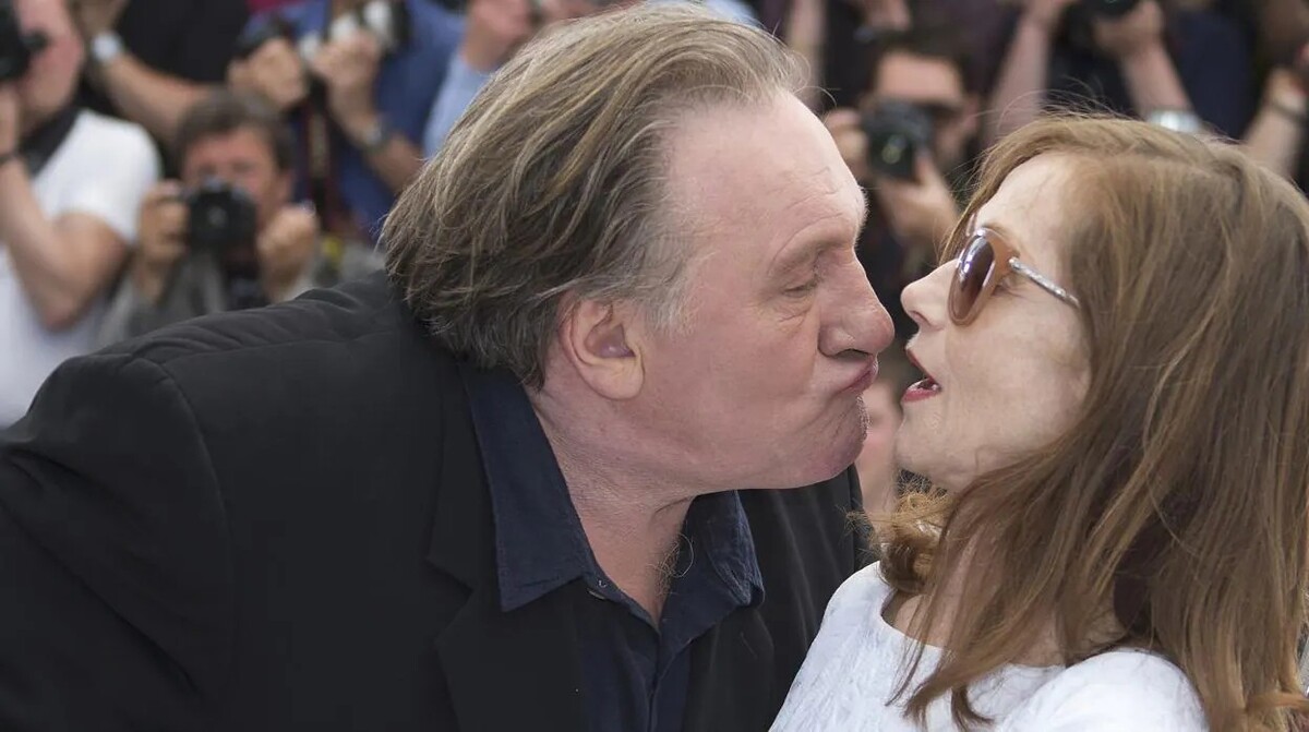 Gérard Depardieu tratando de besar a Isabelle Huppert en el festival de Cannes 2015. (Foto: Thibault Camus)