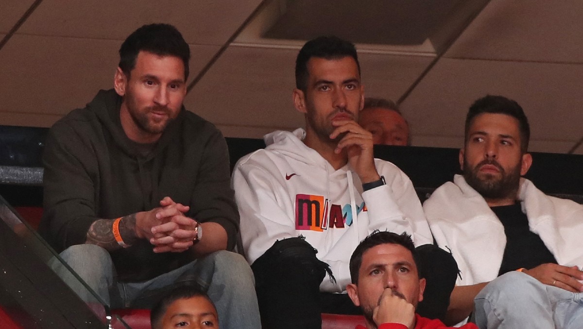 Lionel Messi y algunos compañeros se presentan para el juego entre Heat y Celtics (AFP)