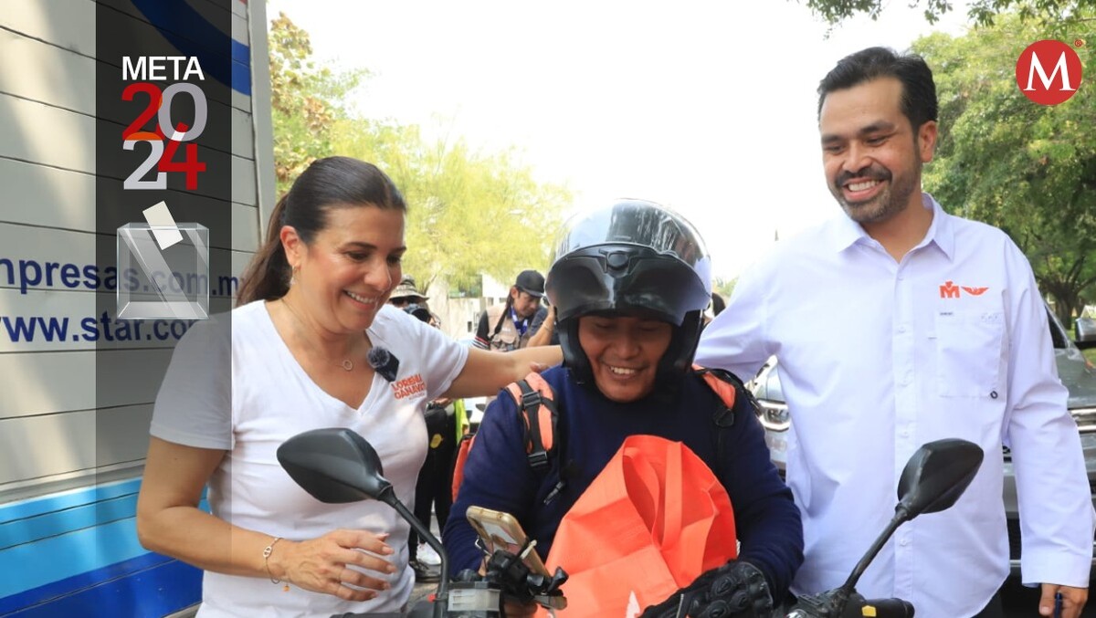 Máynez realizó un pegoteo de calcas en el cruce de la avenida Humberto Lobo y la Calzada San Pedro. Foto: Leonel Rocha