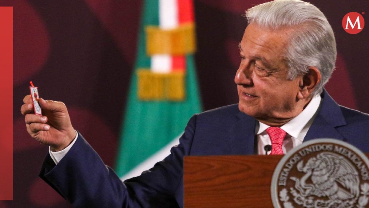 El Presidente muestra su amuleto religiosa con la oración "Detente Enemigo". | Cuartoscuro