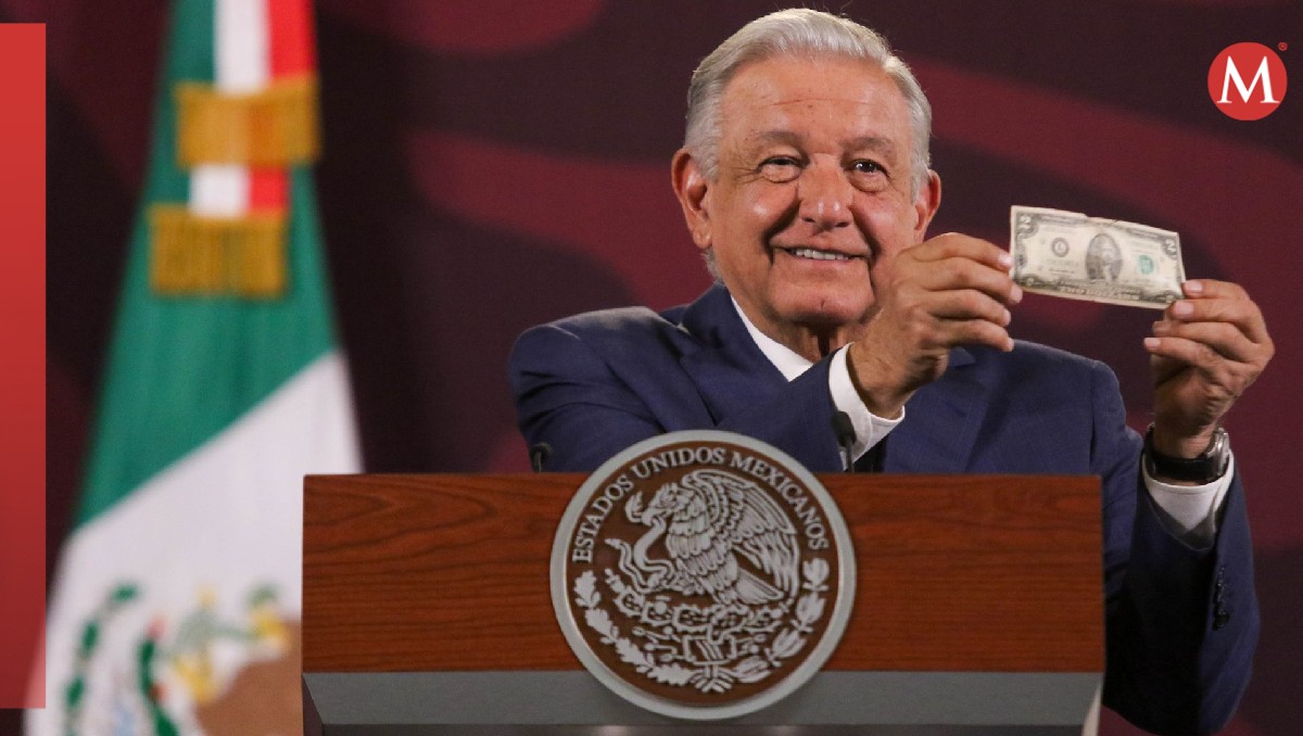 El Presidente presumió un billete de la suerte que le regalaron los migrantes. | Cuartoscuro