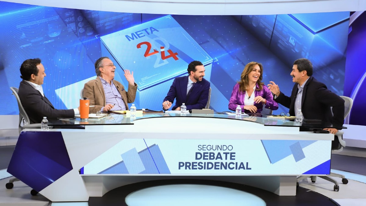 Representantes de las candidatas y el candidato en el posdebate. | Jorge González