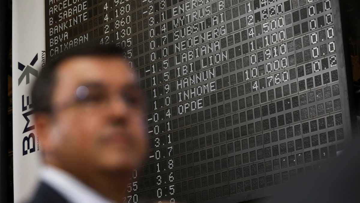 En tanto, Wall Street, bolsa de Valores de Nueva York, cerró con leve alza al comienzo de una semana clave por datos de la Fed. | Reuters