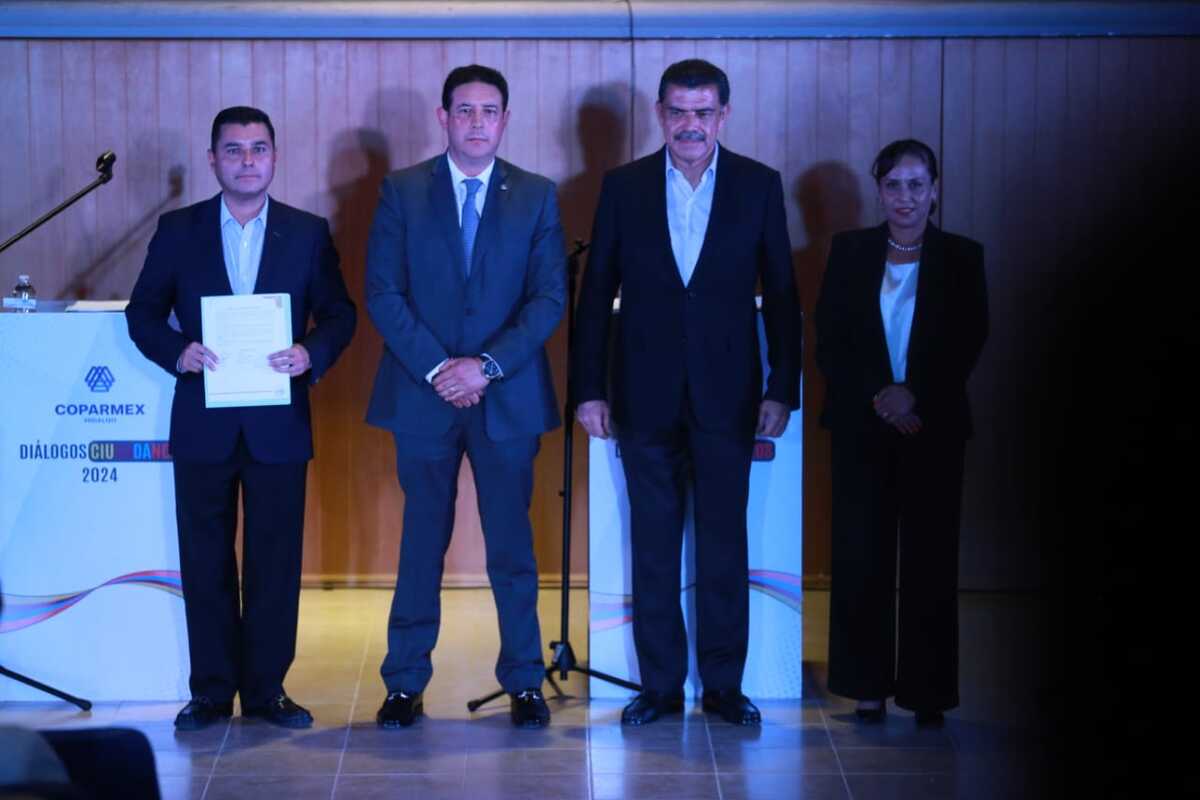 Candidatos a diputados federales en Pachuca que acudieron al encuentro de Coparmex. (Jorge Sánchez)