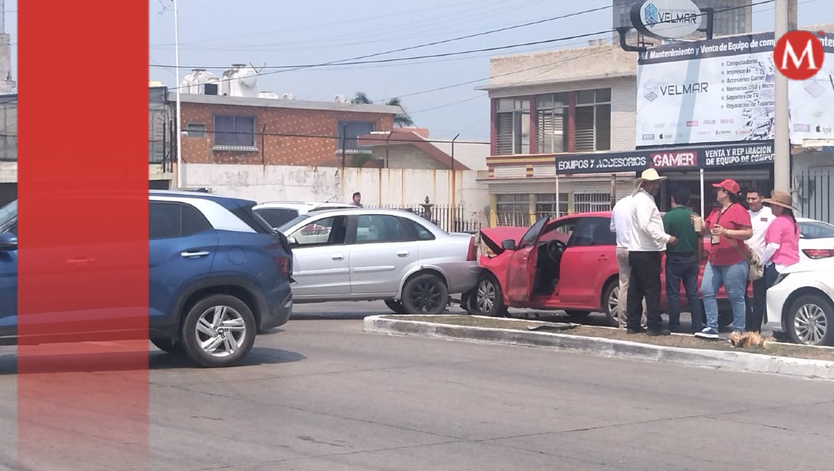 Choque múltiple colapsan Avenida Universidad en el Día del Niño