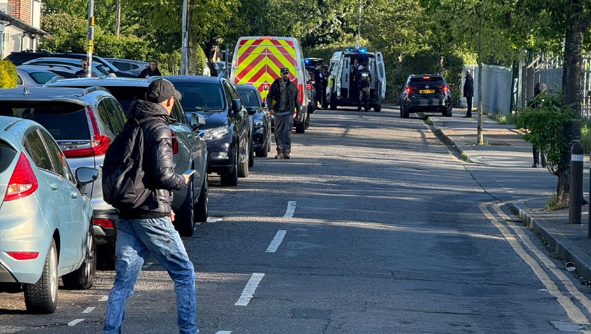 Detienen en Londres a hombre que atacó con espada a varias personas | AP