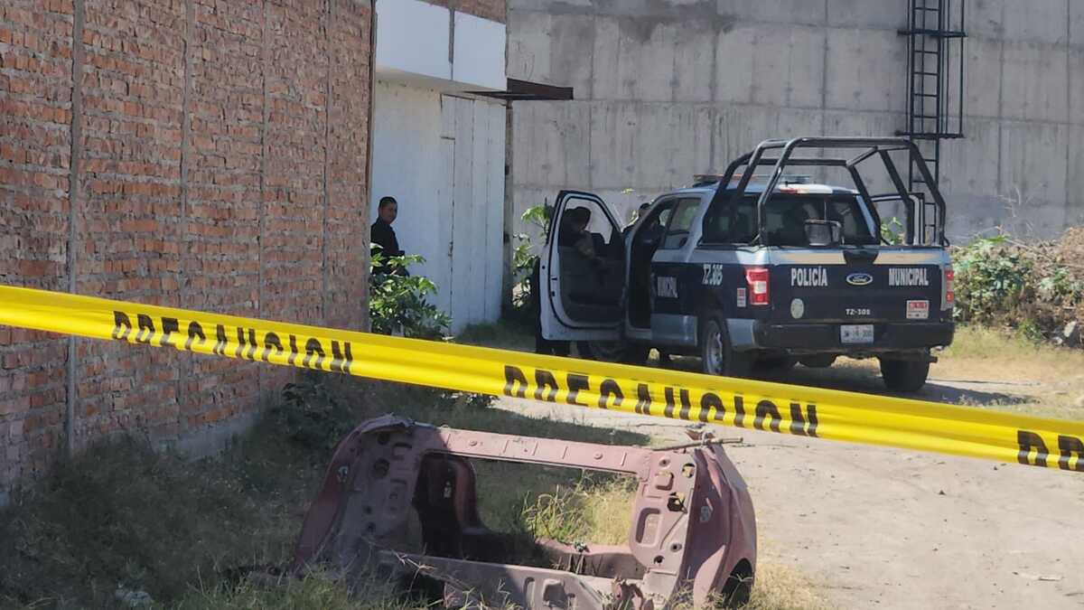 Encuentran encobijado y con balazos en la cabeza el cuerpo de un joven de 20 años en Tlajomulco (Juan Carlos Munguía)