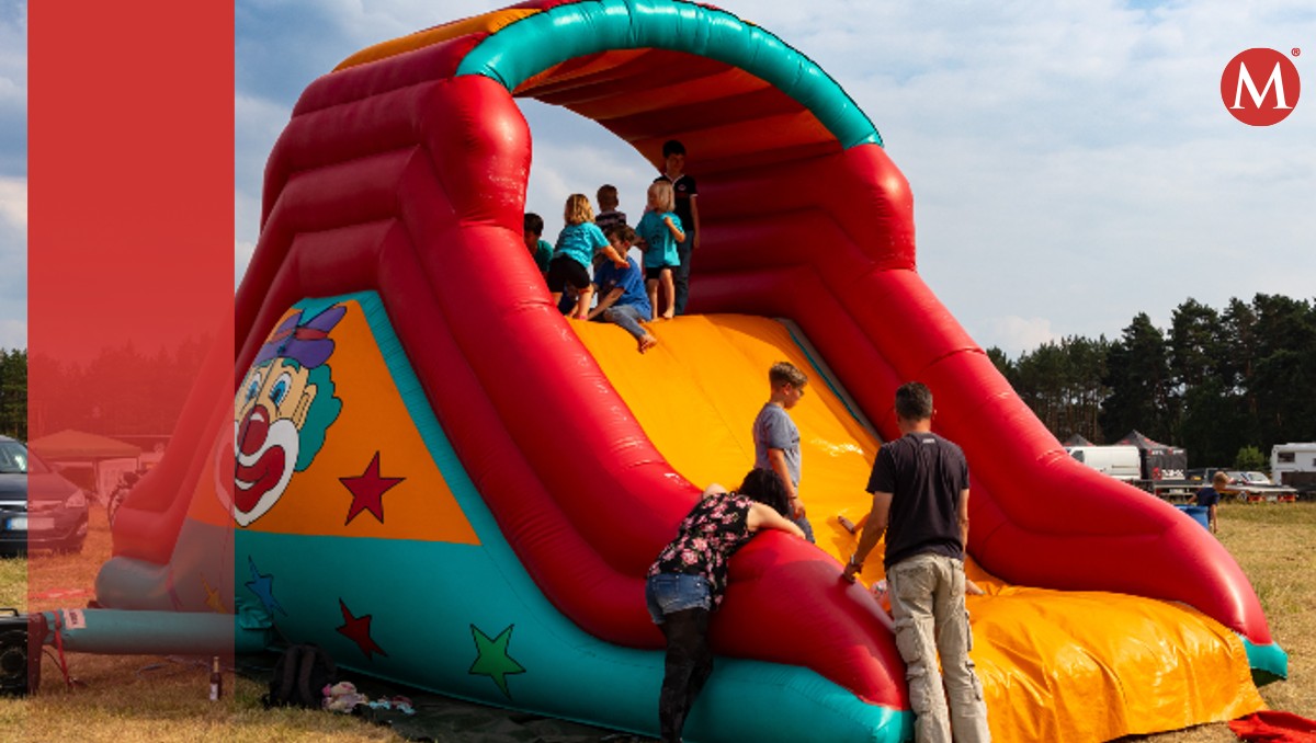 Menor muere trágicamente en juego inflable que salió volando.