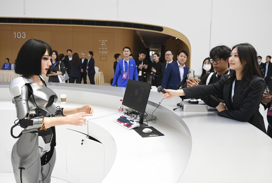 Periodistas interactúan con un robot biónico humanoide en el Zhongguancun Innovation Center (Xinhua/Chen Zhonghao)