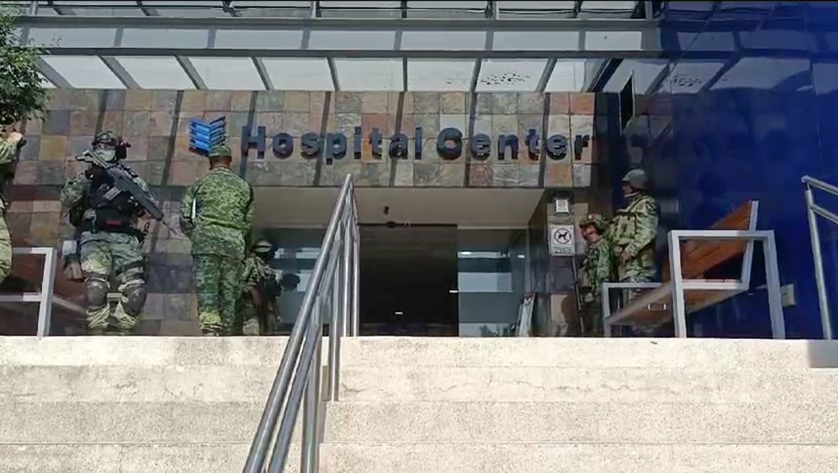 Personal de seguridad acudió al hospital en Cuernavaca tras el asesinato de un paciente. | Especial