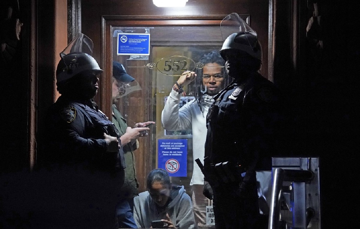 Policía de Nueva York junto a barricada de estudiantes (AFP)