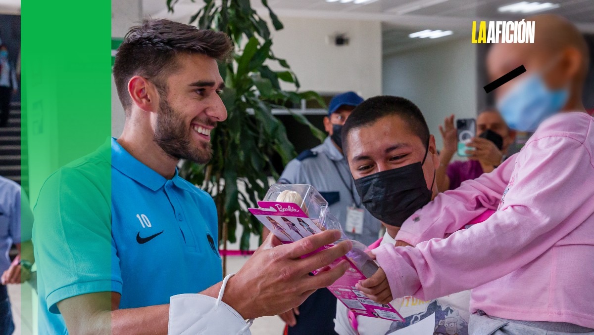 Pumas festeja el día del niño regalando juguetes a niños del INP (Cortesía)