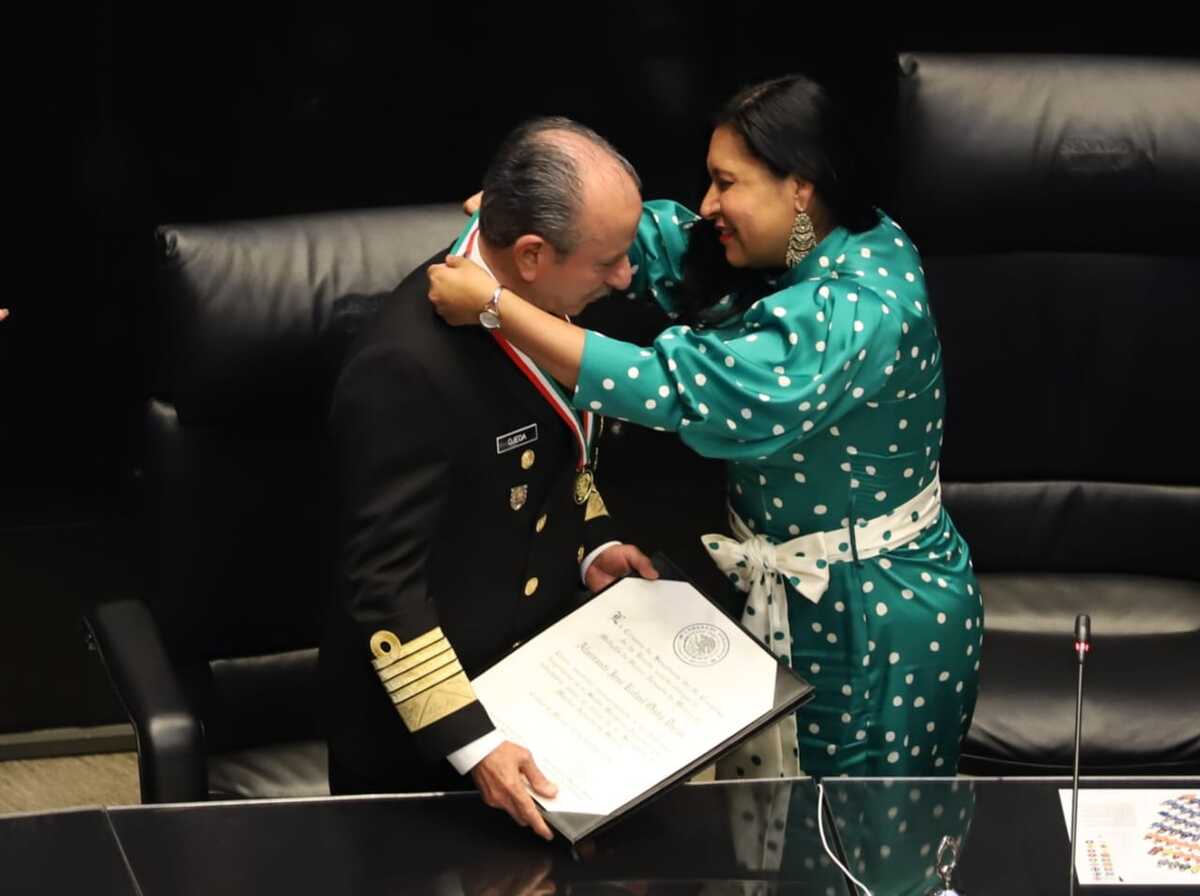 El secretario de Marina, José Rafael Ojeda recibe medalla de honor en el Senado | X: @senadomexicano
