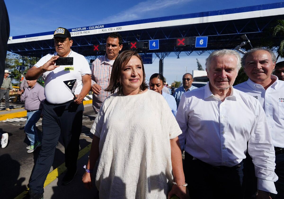 Xóchitl Gálvez en la caseta Costa Rica en la carretera Mazatlán-Culiacán. | X