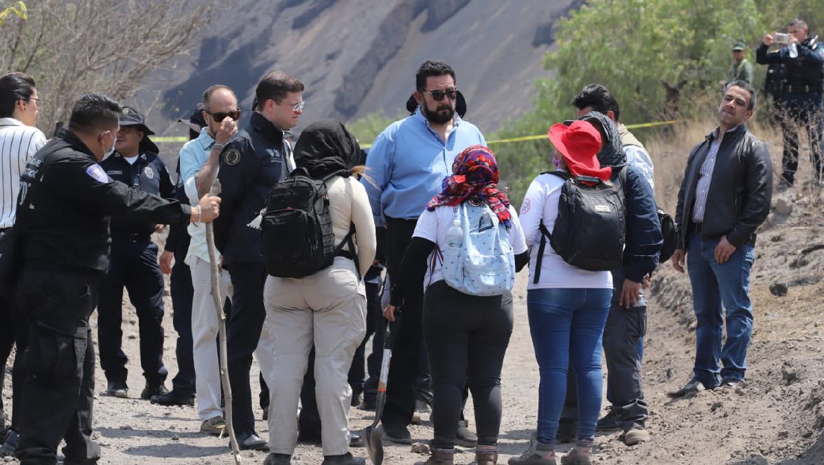 Agentes de investigación, autoridades y madres buscadoras en recorrido por la fosa hallada en Iztapalapa. Foto: Javier Ríos