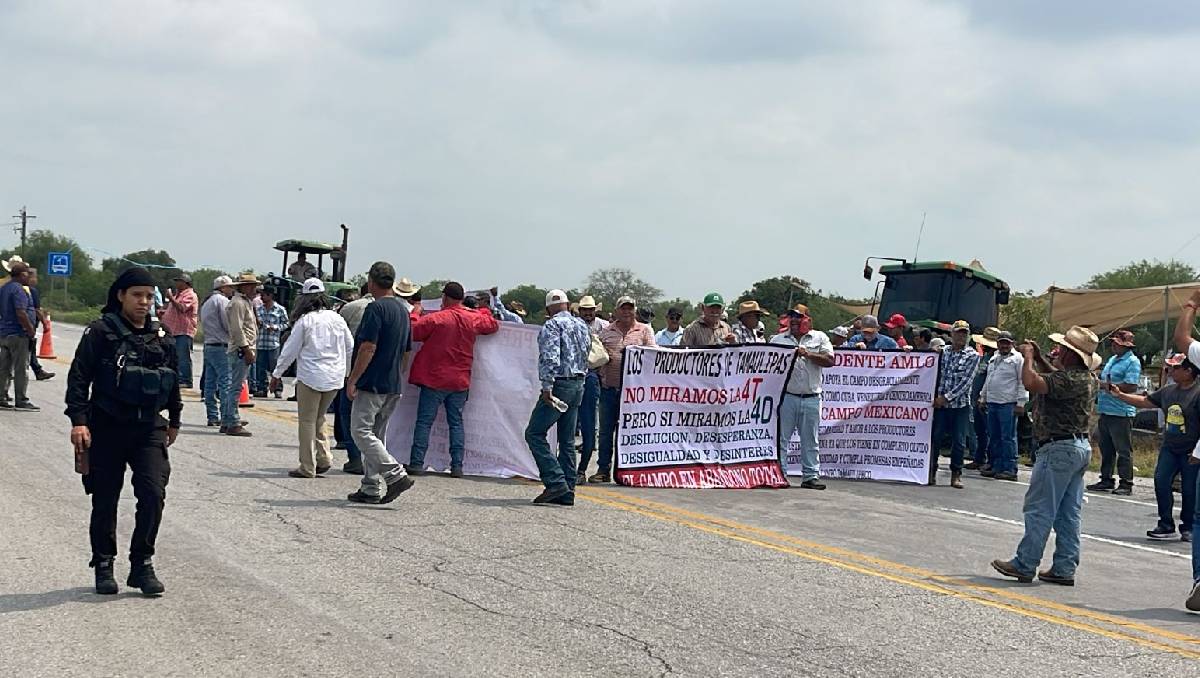 Agricultores protestan y cierran carretera Ciudad Victoria-Matamoros.